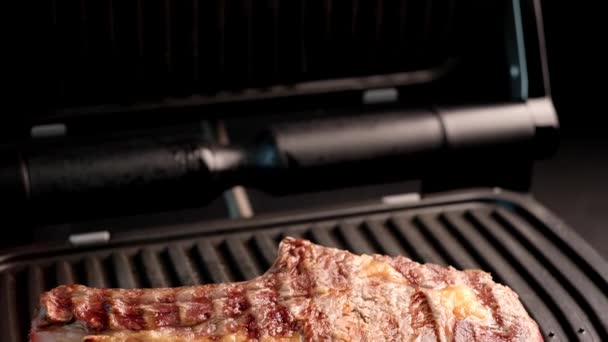 Šťavnatý kousek hovězí steak na grilu, ochuceno kořením - Záběry, video