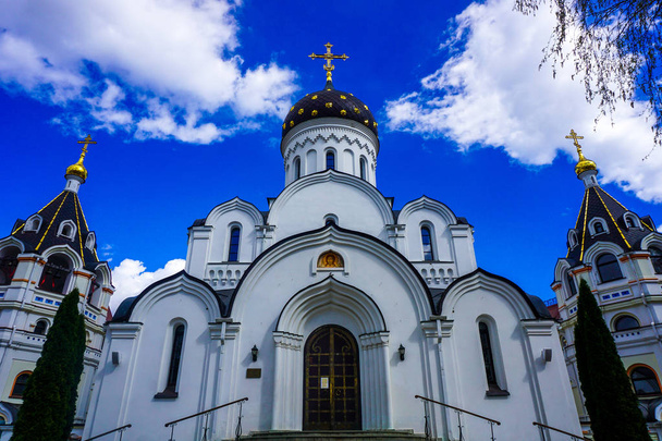 Vooraanzicht van het Minsk Sint Elisabeth Convent van kerk met pittoreske blauwe hemelachtergrond - Foto, afbeelding