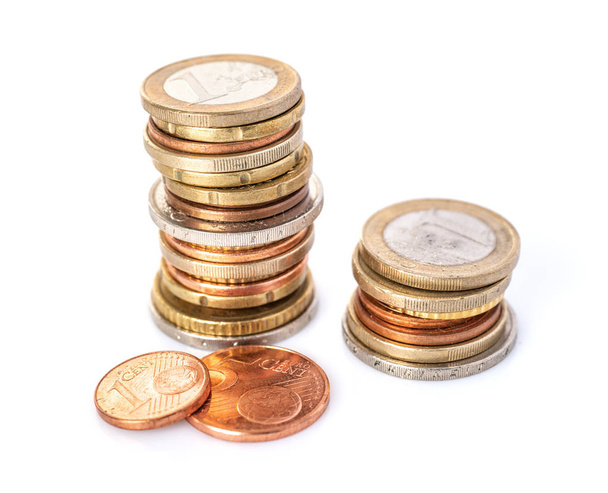 Δύο στοίβες νομισμάτων Ευρώ σε λευκό φόντο - Φωτογραφία, εικόνα