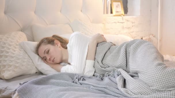 Ładna dziewczyna spania w łóżku - Materiał filmowy, wideo