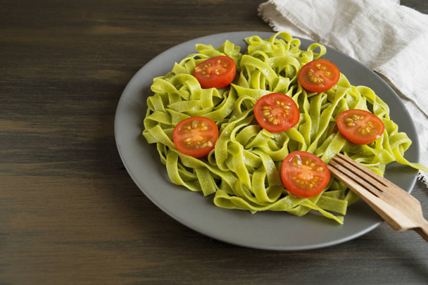 spinach tagliatelle with cherry tomatoes. proper diet - Photo, image