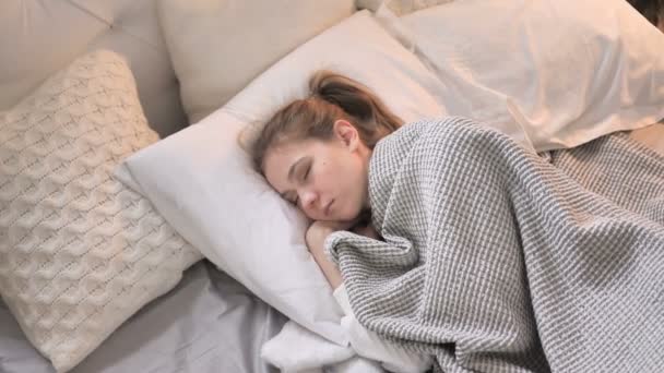 Νεαρό κορίτσι κοιμάται στο κρεβάτι, το Top View - Πλάνα, βίντεο