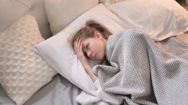 Το Top View διαταραχθεί νεαρού κοριτσιού που προσπαθεί να κοιμηθεί στο κρεβάτι - Πλάνα, βίντεο