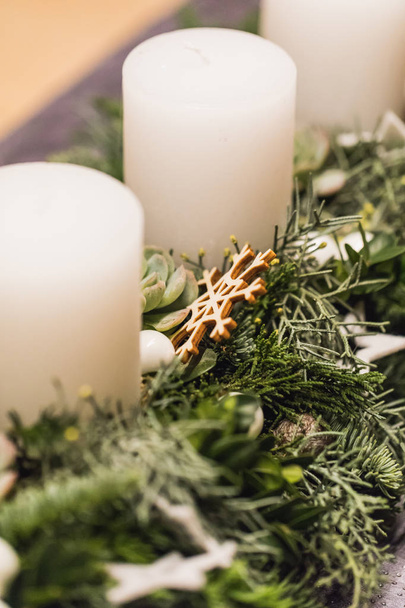 Fechar a grinalda do advento com velas brancas no Natal, Suíça
 - Foto, Imagem