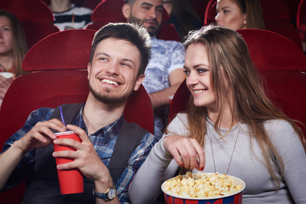 Coppia mangiare popcorn a commedia divertente nel cinema
. - Foto, immagini