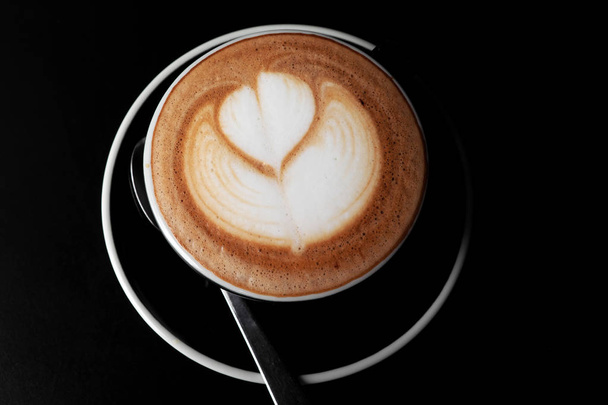 Φλυτζάνια καφέ με Latte art στον μαύρο πίνακα. - Φωτογραφία, εικόνα