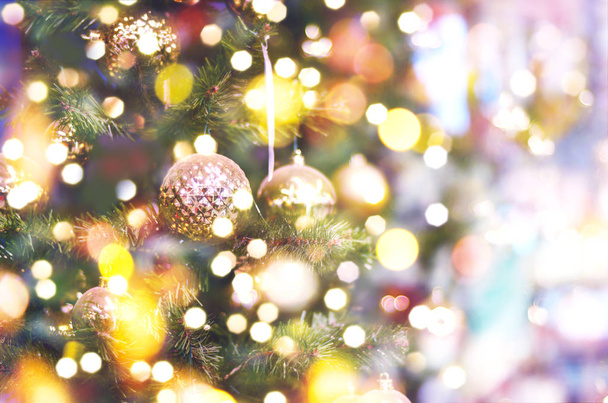 Δώρα κάτω από το χριστουγεννιάτικο δέντρο. Χριστουγεννιάτικα δώρα για χριστουγεννιάτικο δέντρο φόντο στο πατάρι εσωτερικό αντίγραφο  - Φωτογραφία, εικόνα