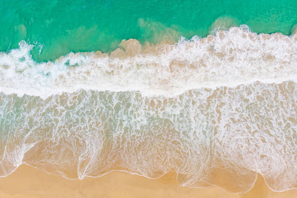 西オーストラリア州パースのシティ ビーチの砂の上に波の航空写真. - 写真・画像