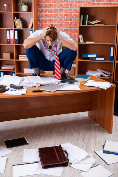 Несчастный бизнесмен сидит в офисе  - Фото, изображение
