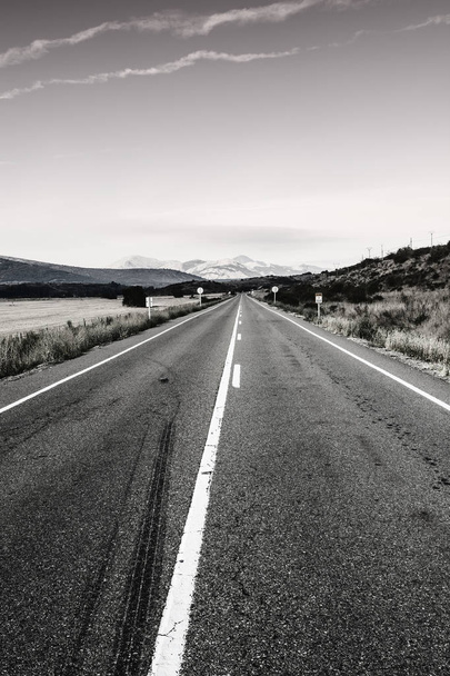 Stright asfaltowa droga Europa szczytów w Hiszpanii wcześnie rano. Hiszpański krajobraz wschód słońca, hills, pastwiska, sposób i światło słoneczne - Zdjęcie, obraz