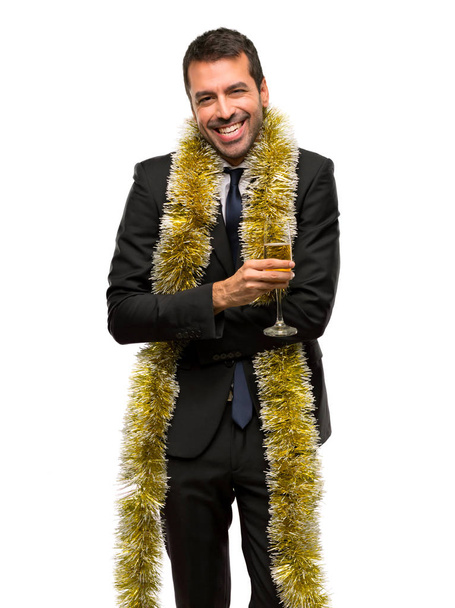 Hombre con champán celebrando el nuevo año 2019 manteniendo los brazos cruzados mientras sonríe sobre un fondo blanco aislado
 - Foto, imagen