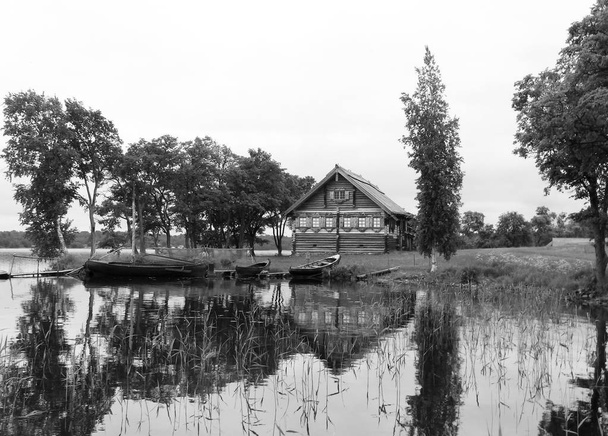Ruský starý dům u jezera. černo-bílé fotografie - Fotografie, Obrázek