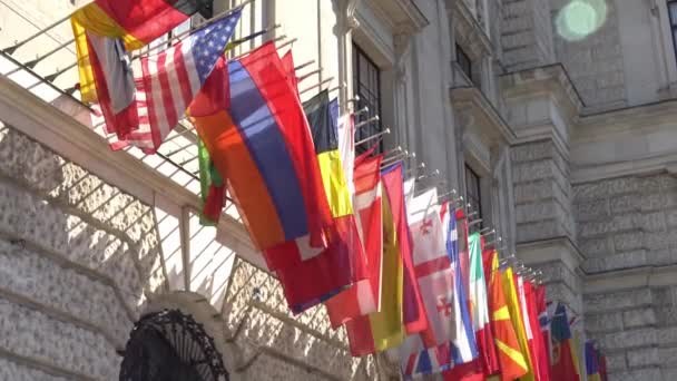 Az EBESZ részt vevő államainak lobogói a bécsi székházban - Felvétel, videó