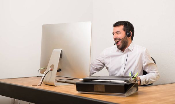 Telemarketer homem em um escritório gosta de dançar enquanto ouve música em uma festa
 - Foto, Imagem