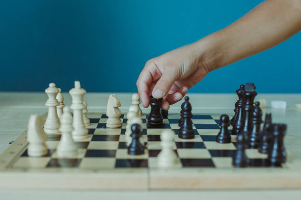  Рука, яка робить шаховий хід
 - Фото, зображення