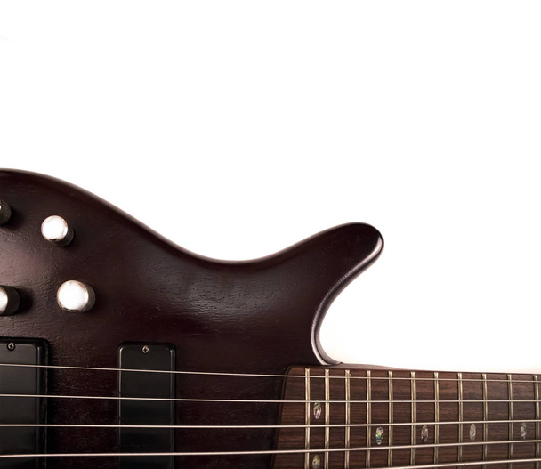 Роузвудская бас-гитара палуба и шея с ладами и струнами изолированы на белом
 - Фото, изображение