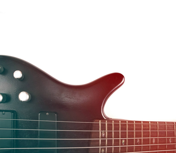 Rosewood basová kytara palubou a krk s pražci a řetězce s efekt přechodu izolované na bílém - Fotografie, Obrázek