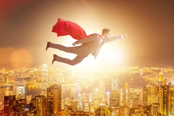 Superhéroe hombre de negocios volando sobre la ciudad
 - Foto, imagen