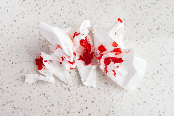 tecido sangrento em um fundo branco
 - Foto, Imagem