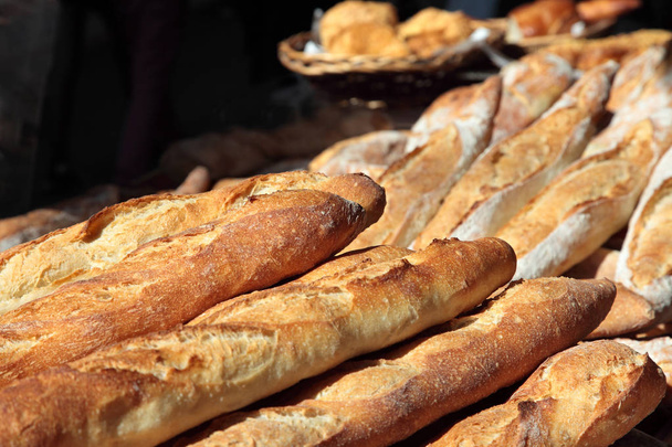 Багети на ринку у Франції - Фото, зображення