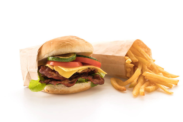 Bacon hamburger met frietjes op witte achtergrond - Foto, afbeelding
