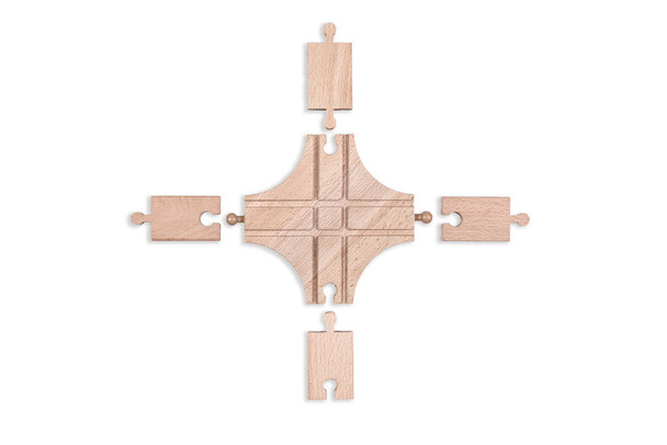 パズルのピース、パステル背景の平面図です。で、中心、他に一致する 1 つのジグソー パズル。木製のブロック、空白の完成します。個人的な開発の概念の指導. - 写真・画像