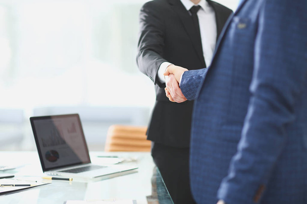 handshake business partners standing next to the Desk - Foto, afbeelding