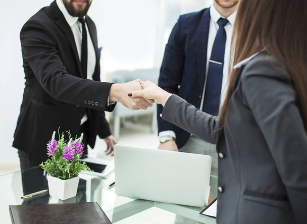  handshake business partners after discussion of the contract at the working place - Φωτογραφία, εικόνα