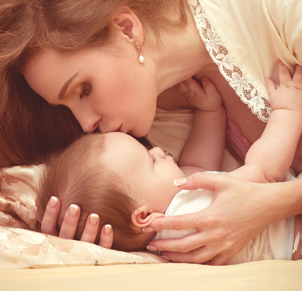 Mère embrassant son nouveau-né
 - Photo, image