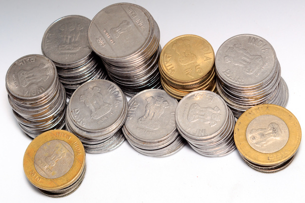 Montón de 5 y 10 monedas de metal rupia india sobre fondo blanco aislado. Concepto financiero, económico y de inversión. Objeto bancario y de intercambio - Foto, imagen