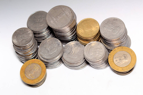 Montón de 5 y 10 monedas de metal rupia india sobre fondo blanco aislado. Concepto financiero, económico y de inversión. Objeto bancario y de intercambio - Foto, imagen