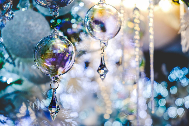 boule de cristal décoration d'arbre de Noël fond bleu élégant gros plan - Photo, image
