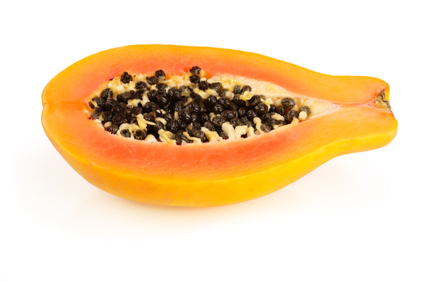 helft van rijpe papaya geïsoleerd op een witte achtergrond - Foto, afbeelding