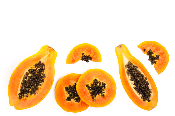rijpe segment papaya geïsoleerd op een witte achtergrond met kopie ruimte voor uw tekst. Bovenaanzicht. Plat leggen - Foto, afbeelding