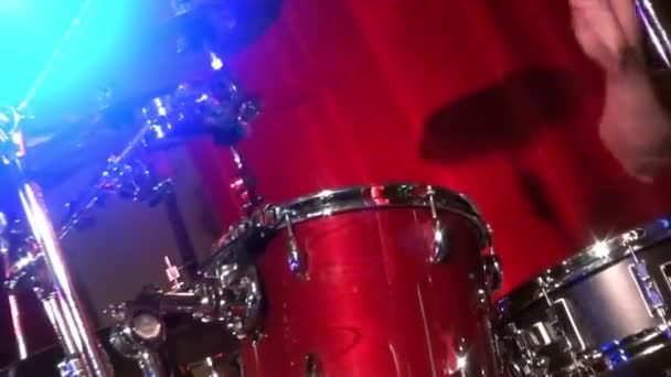 Bubeník muž hraje na bicí - Close up bubnování muž - Záběry, video