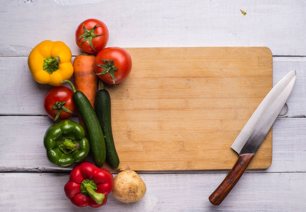 セロリのみじん切りと新鮮な野菜、木製の背景上のハート形 - 写真・画像