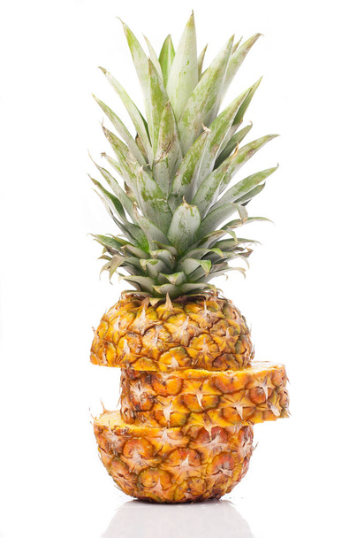 Ananas affettato isolato su fondo bianco
 - Foto, immagini