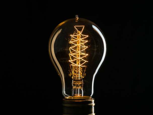 Edisons lâmpada ilumina a partir de corrente elétrica
 - Foto, Imagem