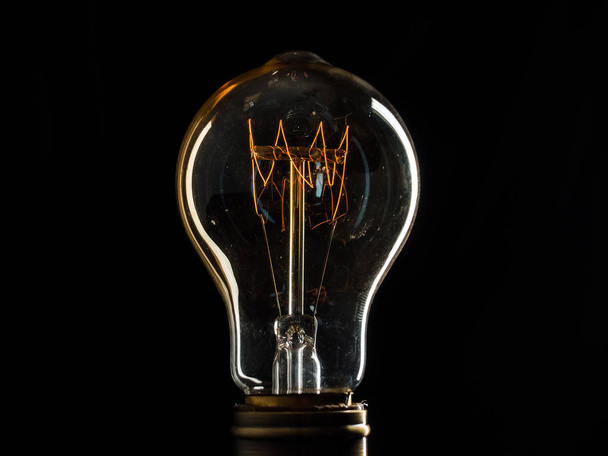 Edisons lampadina si illumina dalla corrente elettrica
 - Foto, immagini