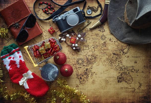 Staré mapy a vintage cestovní vybavení / koncept hledání a nákup vánoční dárky - Fotografie, Obrázek