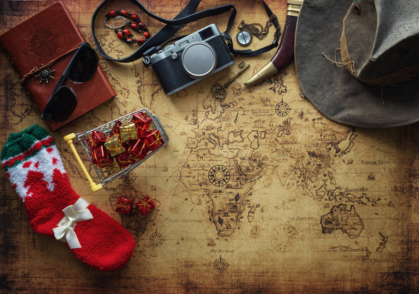 mapa antigo e equipamentos de viagem vintage / conceito de encontrar e comprar presentes de Natal
 - Foto, Imagem