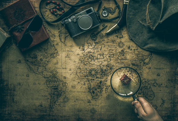 viejo mapa y equipo de viaje vintage / concepto de expedición, búsqueda del tesoro o regalos
 - Foto, Imagen