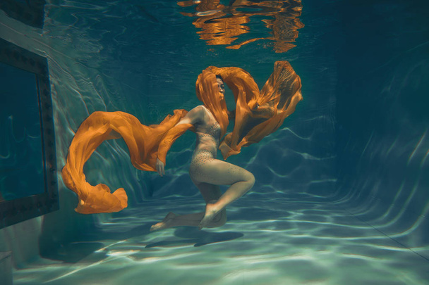 mignonne fille sportive nage sous l'eau comme un plongeur libre en simple combinaison seule
 - Photo, image