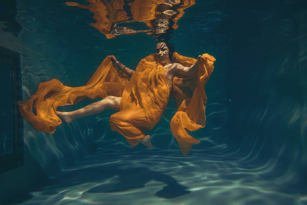 pěkná sportovní plavání pod vodou jako volný potápěč sám - Fotografie, Obrázek