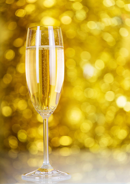 クリスマス明るい黄色の背景に新年のシャンパンの泡 - 写真・画像