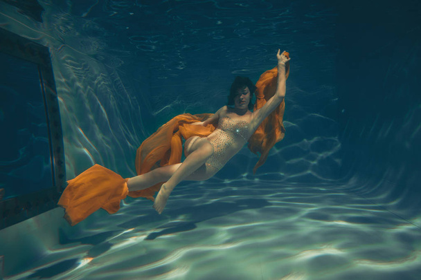 linda chica deportiva nada bajo el agua como un buzo libre solo
 - Foto, Imagen
