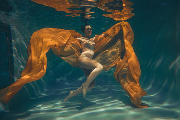linda chica deportiva nada bajo el agua como un buzo libre solo
 - Foto, Imagen