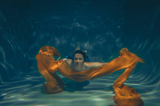 милая спортивная девушка плавает под водой как свободный дайвер в одиночку
 - Фото, изображение