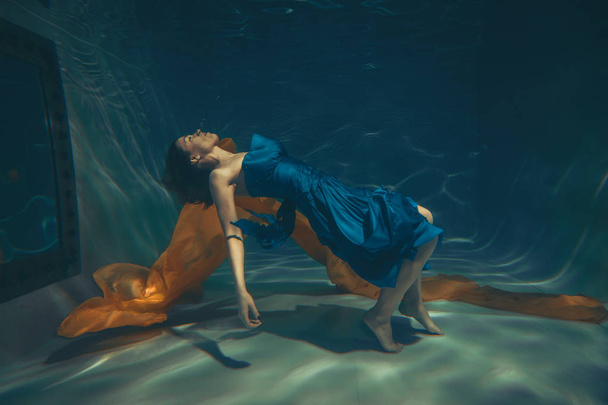 csinos sportos lány úszik víz alatt, mint a szabad búvár egyedül - Fotó, kép