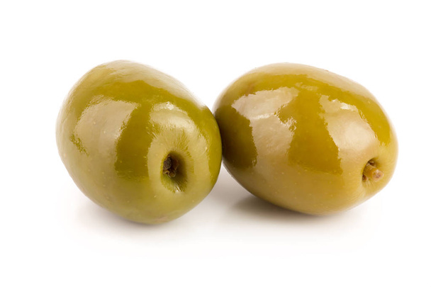 Зеленые оливки на белом фоне
 - Фото, изображение